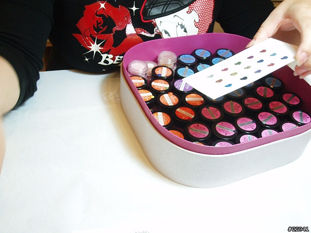 接下來就是快樂的選色啦，小妹希望作的是法式指甲，但是要bling~bling的那種