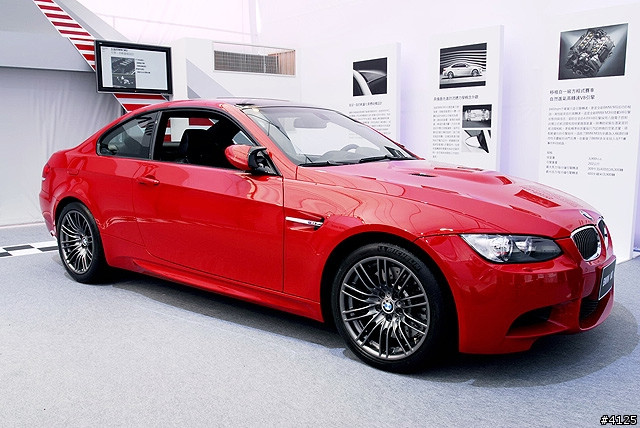 紅色的 BMW M3 ，純種跑車就應該是火紅色，不過這三種顏色比較起來，白色的 M3 配上 M Power 專屬貼紙 ...