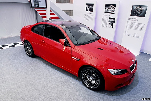 從這張紅色 BMW M3 的車頂，看到車頂並不是與車身同色。