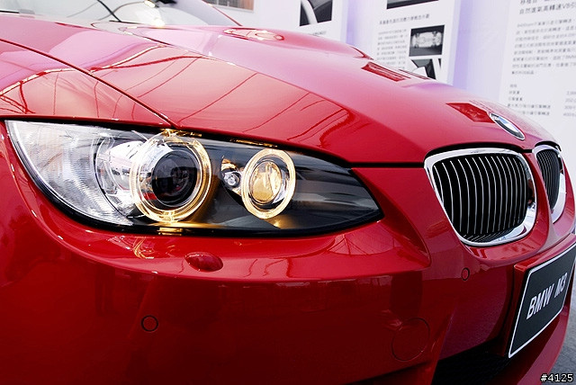 BMW 車系的傳統，四只圓型頭燈，以及盾牌的水箱罩，到了現在，在頭燈外有多了一個罩子，變成一組流線型 ...