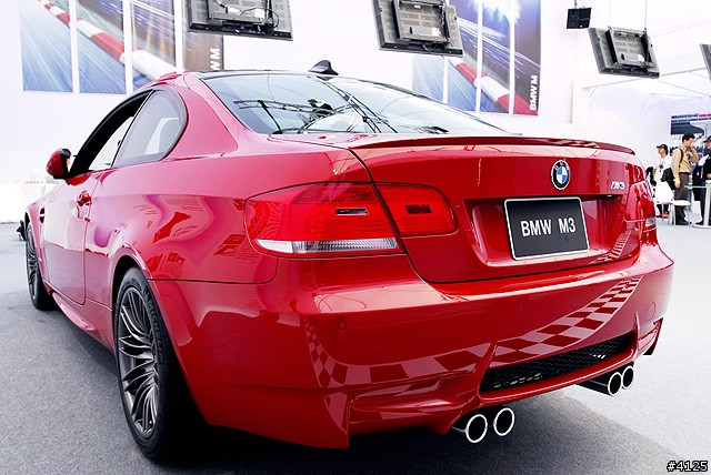 M3 的車尾造型，因應 BMW M3 4公升的排氣量，四支排列於車尾的排氣管。