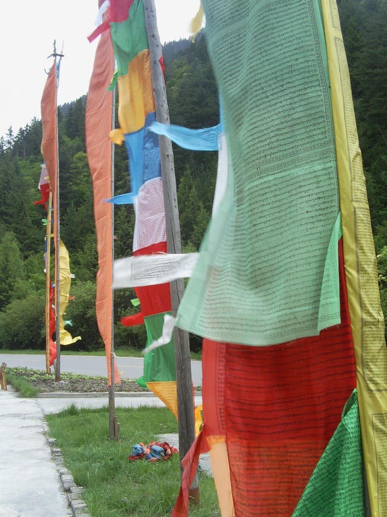 经幡，引经文于幡上，风吹过一次即诵经千遍