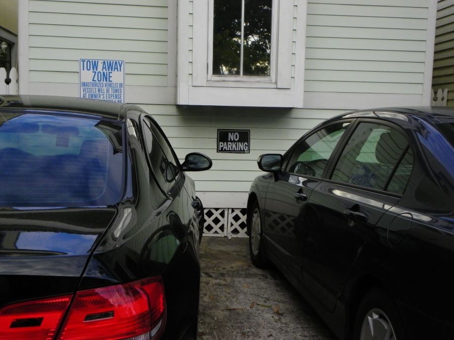 no parking和par的不亦乐乎的两辆车